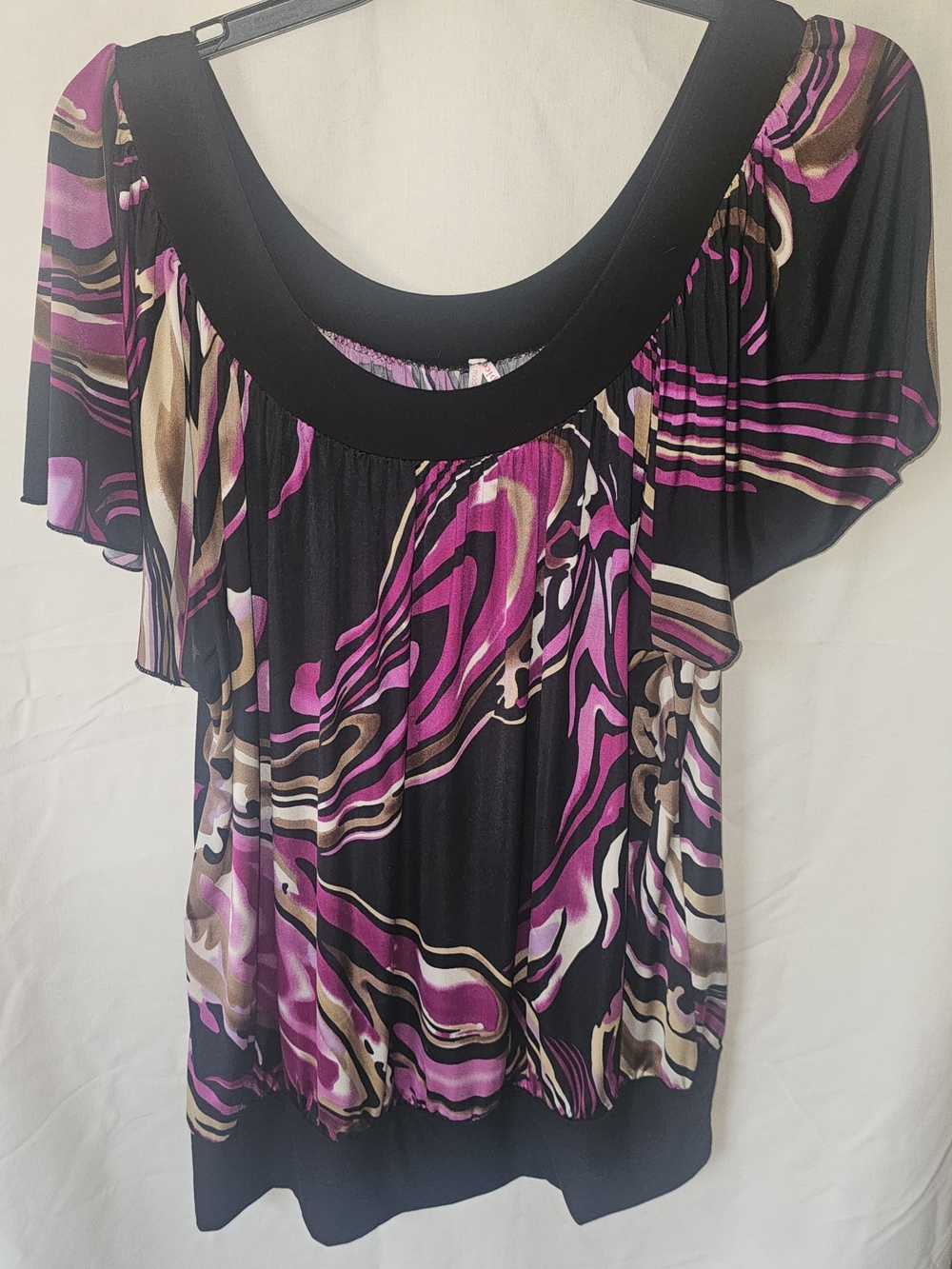 Womenโs Black and Fuchsia Abstract Print Scoop Neck Blouse